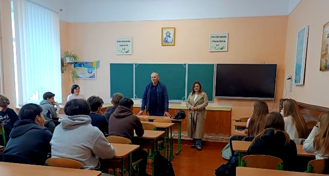 Дякуючи за теплу зустріч дирекції Скалатського ліцею Скалатської міської ради